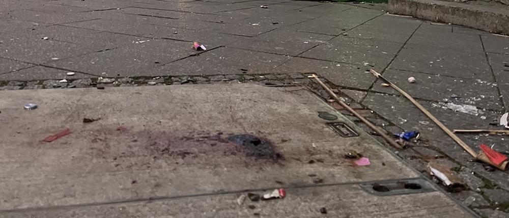 Die Blutlache des schwer verletzten Polizisten ist auch mehr als einen Tag nach dem Vorfall noch deutlich zu erkennen.
