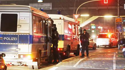 Einsatzkräfte der Polizei in der Silvesternacht am Kottbusser Tor in Berlin.