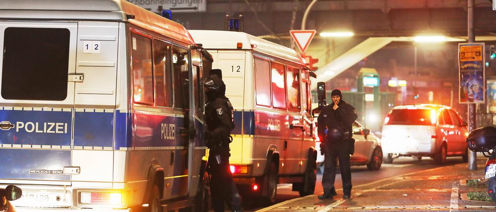 Einsatzkräfte der Polizei in der Silvesternacht am Kottbusser Tor in Berlin.