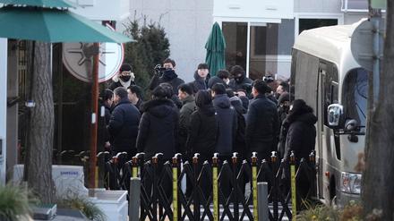 Vor dem Sitz des Präsidenten befand sich vor dem Festnahme-Versuch ein großes Polizeiaufgebot. 