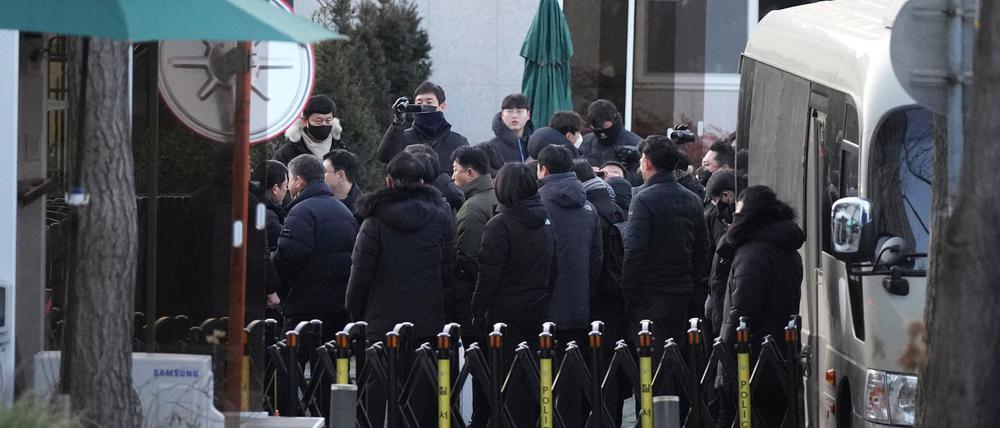 Vor dem Sitz des Präsidenten befand sich vor dem Festnahme-Versuch ein großes Polizeiaufgebot. 