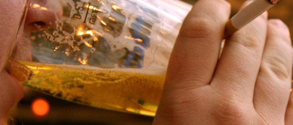 Dass Rauchen und Trinken Krebs fördern, ist hinlänglich bekannt. Weniger Menschen wissen, dass auch Übergewicht zu den wichtigsten Risikofaktoren zählt. (Archivbild)