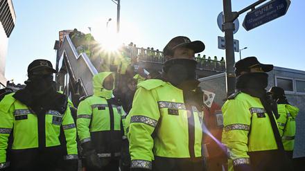 Die Polizei bewacht Demonstrationen für den abgesetzten Staatschef Yoon cor dem Amtsgebäude in Seoul.  
