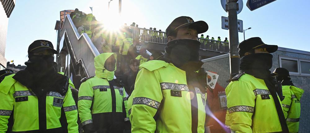 Die Polizei bewacht Demonstrationen für den abgesetzten Staatschef Yoon cor dem Amtsgebäude in Seoul.  