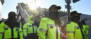 Die Polizei bewacht Demonstrationen für den abgesetzten Staatschef Yoon cor dem Amtsgebäude in Seoul.  