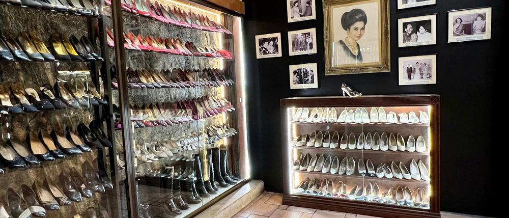 Die verbleibenden 381 Paar Schuhe sind in luftdichten Vitrinen zu sehen.