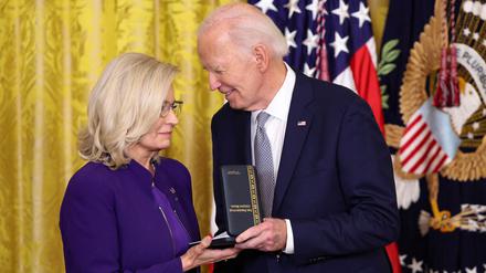 Der scheidende US-Präsident Joe Biden hat der prominenten Trump-Kritikerin Liz Cheney die Bürgermedaille, die zweithöchste Auszeichnung in den USA, verliehen.