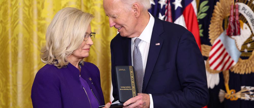 Der scheidende US-Präsident Joe Biden hat der prominenten Trump-Kritikerin Liz Cheney die Bürgermedaille, die zweithöchste Auszeichnung in den USA, verliehen.