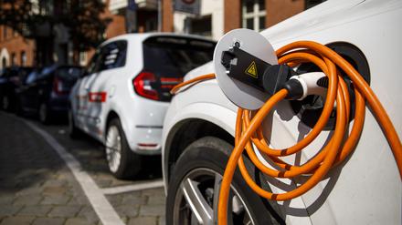 Elektroautos stehen an einer Ladestation.