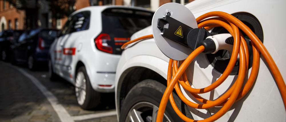 Elektroautos stehen an einer Ladestation.
