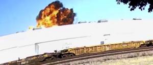 Dieses Videostandbild zeigt einen Feuerball, als ein Kleinflugzeug in ein Geschäftsgebäude stürzt.