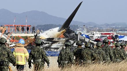 Nach dem tödlichen Flugzeugunglück im südkoreanischen Muan beschäftigen sich die Ermittler mit Sicherheitsrisiken durch die Mauer am Ende der Landebahn.