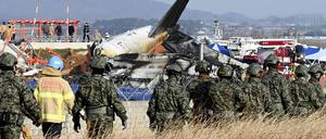 Nach dem tödlichen Flugzeugunglück im südkoreanischen Muan beschäftigen sich die Ermittler mit Sicherheitsrisiken durch die Mauer am Ende der Landebahn.