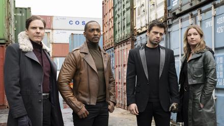 Avengers geschrumpft. The Falcon (Anthony Mackie), Winter Soldier (Sebastian Stan) und Sharon Carter (Emily VanCamp) verbünden sich gegen die revolutionären „Flag Smashers“ mit ihrem Erzfeind Baron Helmut Zemo (Daniel Brühl, links).