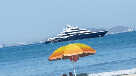 Was machen die da hinten? Beim Blick vom Strand auf die Superjachten der Superreichen stellt sich der eine oder andere Urlauber die Frage, wie die Ferien von Mark Zuckerberg und seiner Gang aussehen mögen.