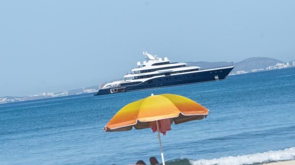 Eindrücke vom Strand in Playa de Palma auf der Insel Mallorca zur Hauptsaison im Sommer 2024.