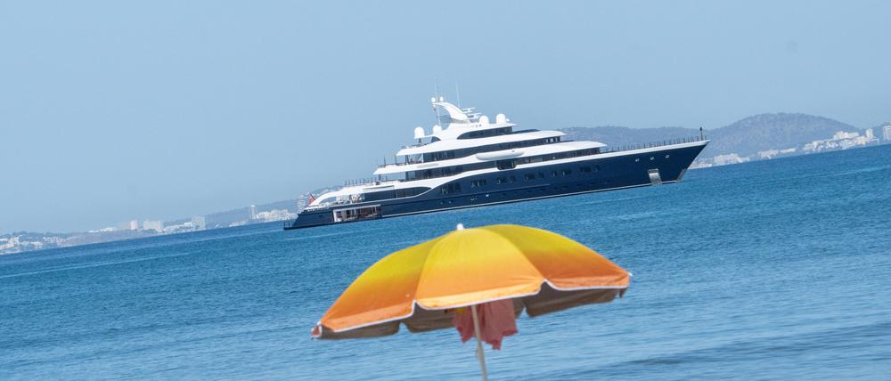 Was machen die da hinten? Beim Blick vom Strand auf die Superjachten der Superreichen stellt sich der eine oder andere Urlauber die Frage, wie die Ferien von Mark Zuckerberg und seiner Gang aussehen mögen.