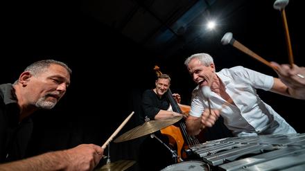 Schlagzeuger Kay Lübke und Bassist Arnulf Ballhorn bilden zusammen mit Oli  Bott das nach dem Vibrafonisten benannte Trio.
