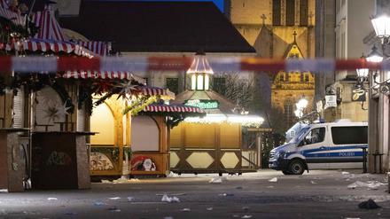 Ein Einsatzfahrzeug der Polizei steht auf dem Weihnachtsmarkt in Magdeburg. Nach dem mutmaßlichen Anschlag auf dem Magdeburger Weihnachtsmarkt laufen die Ermittlungen weiter. 
