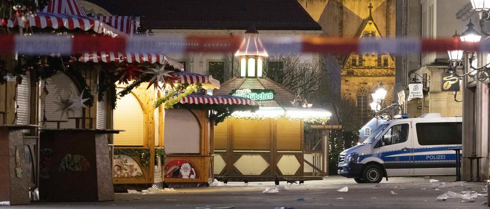 Ein Einsatzfahrzeug der Polizei steht auf dem Weihnachtsmarkt in Magdeburg. Nach dem mutmaßlichen Anschlag auf dem Magdeburger Weihnachtsmarkt laufen die Ermittlungen weiter.