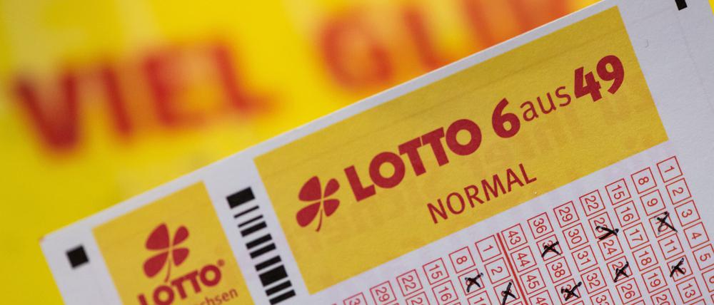 Viele Menschen spielen Lotto - im vergangenen Jahr lag der Einsatz bei mehr als 8,5 Milliarden Euro. (Archivbild)