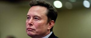 Elon Musk hört zu, als der designierte US-Präsident Donald Trump während eines Treffens mit Republikanern des Repräsentantenhauses im Hyatt Regency Hotel in Washington, DC, USA, am 13. November 2024 spricht.