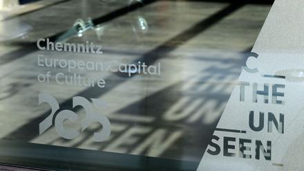 Das Motto der Kulturhauptstadt Chemnitz „C The Unseen“ zeichnet sich als Schatten auf dem Boden des Welcome Centers in Chemnitz ab. (Archivbild)