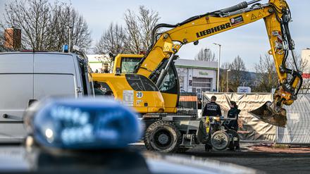 Nach der Baggerfahrt im Nordosten Baden-Württembergs gehen die Ermittler von einem persönlichen Motiv des Täters im Zusammenhang mit seiner alten Arbeitsstätte aus. 