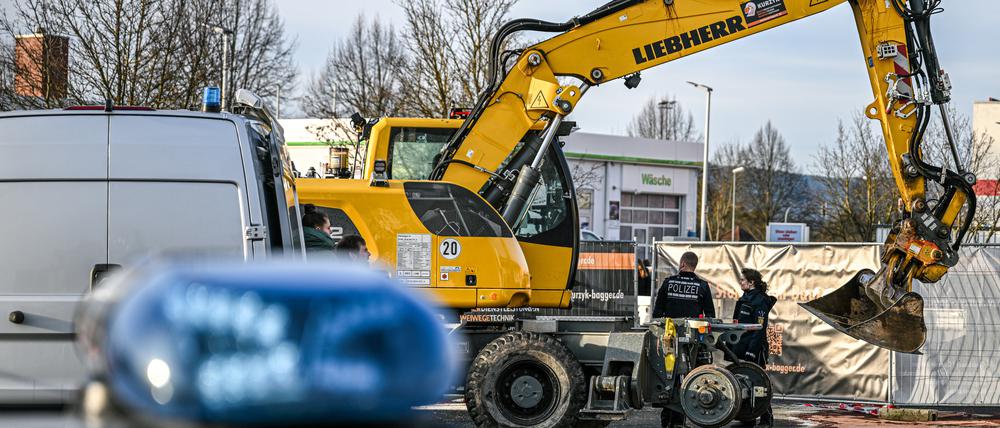 Nach der Baggerfahrt im Nordosten Baden-Württembergs gehen die Ermittler von einem persönlichen Motiv des Täters im Zusammenhang mit seiner alten Arbeitsstätte aus. 