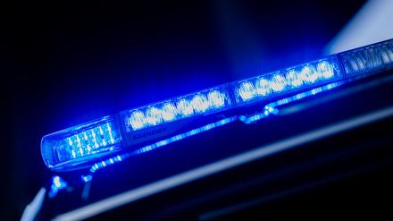 ARCHIV - 07.03.2024, Nordrhein-Westfalen, Düsseldorf: Ein leuchtendes Blaulicht auf einem Einsatzfahrzeug. (zu dpa: «Fahrer verliert Rampe auf A9 - Zwölf Autos beschädigt») Foto: Rolf Vennenbernd/dpa +++ dpa-Bildfunk +++