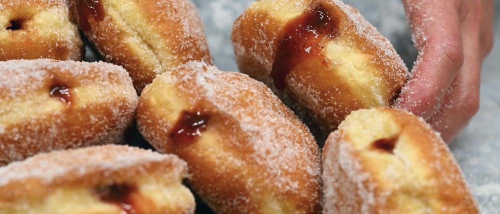 Pfannkuchen werden in Fett ausgebacken werden und haben je nach Region unterschiedliche Namen. (Symbolbild)