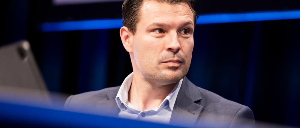 Sportdirektor Benjamin Weber erwartet von den Hertha-Profis eine Leistungssteigerung. 