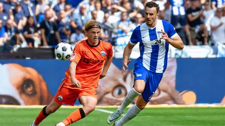 Haris Tabakovic (r.) hat zu Saisonbeginn noch drei Pflichtspiele für Hertha BSC bestritten.