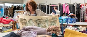 Sortierung gebrauchter Kleidung beim Diakoniewerk