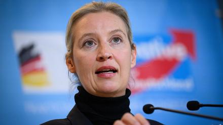 Alice Weidel, Vorsitzende der AfD-Bundestagsfraktion, äußert sich vor Beginn der Fraktionssitzung der Bundestagsfraktion der AfD im Deutschen Bundestag (Archivbild vom 03.12.2024).