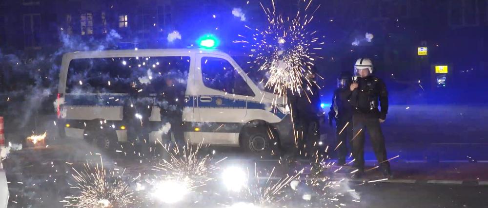 Polizisten bei einem Einsatz an Silvester. (Symbolbild)