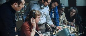 Männer, die auf Monitore starren. Um den Produktionsleiter Geoffrey Mason (John Magaro, Mitte) herrscht Anspannung im Studio.