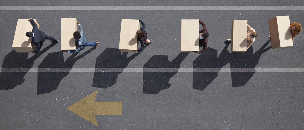 Die Arbeitslosenquote steigt, die Zahl der Stellenangebote sinkt. Das trifft vor allem Menschen mit gut bezahlten Bürojobs.