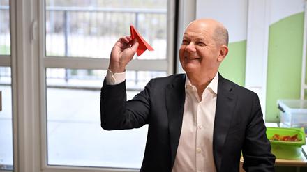 The only way is up: Olaf Scholz (SPD), Bundeskanzler und Direktkandidat, mit Papierflieger in der AWO-Kita „Kinderland“ im Schlaatz. 