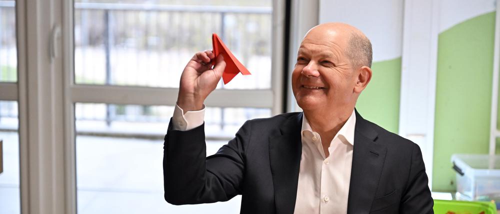 The only way is up: Olaf Scholz (SPD), Bundeskanzler und Direktkandidat, mit Papierflieger in der AWO-Kita „Kinderland“ im Schlaatz.