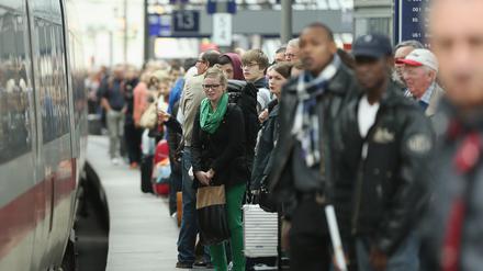 Reisende am Hauptbahnhof Berlin
