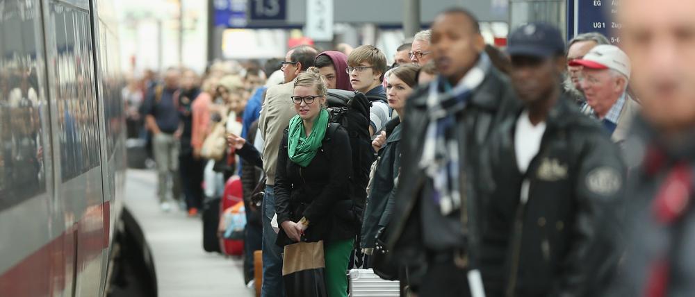 Reisende am Hauptbahnhof Berlin