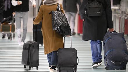 Passagiere gehen zu dem Check-In im Flughafen Köln/Bonn.