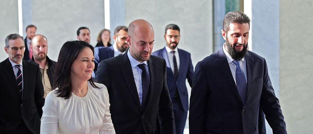 Am Freitag traf Außenministerin Annalena Baerbock unter anderem auf Syriens neuen starken Mann Ahmed al-Scharaa (rechts).