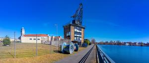 Das Industrieareal in Schöneweide mit einem alten Kranhaus und viel grüner Wiese zur Neugestaltung.