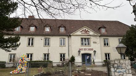 Die Jugendfreizeitstätte „Fuchsbau“ in Reinickendorf: Auf der Fläche hinter dem Haus soll eine Ausweich-Schule entstehen.