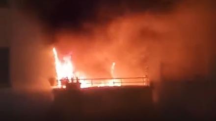 Der gesamte Balkon der Familie Caliskan stand in Flammen.