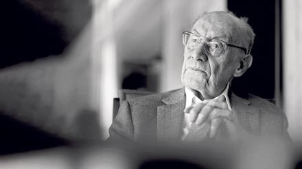 Edzard Reuter, ehemaliger Vorstandsvorsitzender der Daimler-Benz AG, aufgenommen in seinem Wohnhaus.