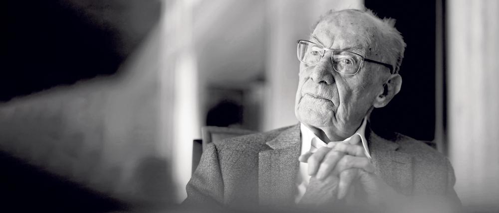 Edzard Reuter, ehemaliger Vorstandsvorsitzender der Daimler-Benz AG, aufgenommen in seinem Wohnhaus.