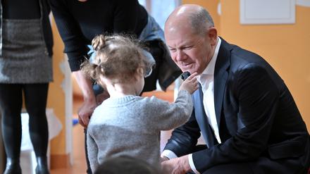 Bundeskanzler Olaf Scholz (SPD) besucht die AWO-Kita „Kinderland“ im Potsdamer Stadtteil Schlaatz.